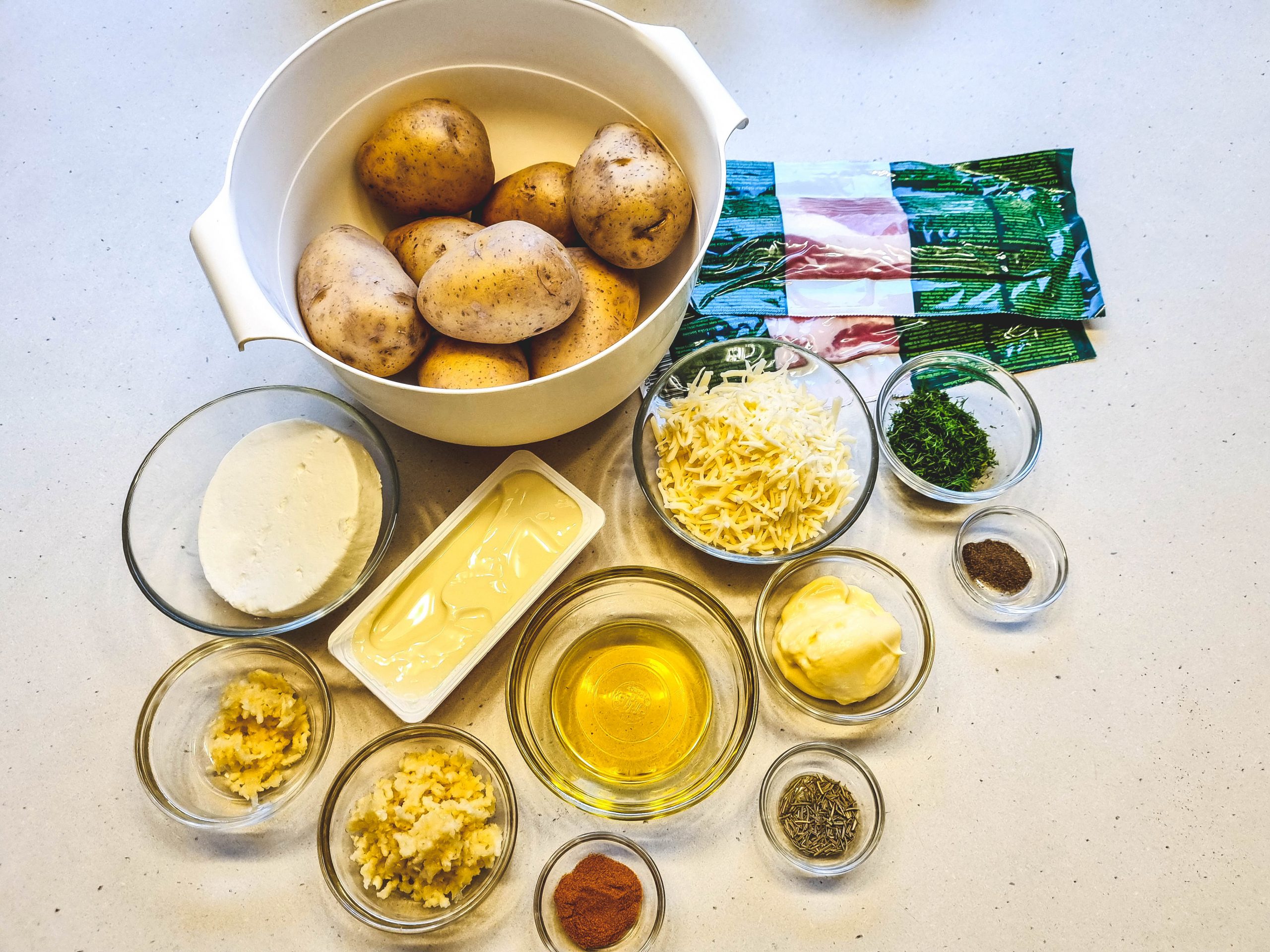 Paruošiam ingredientus ir pasigaminam specialų aliejų bulvėms
