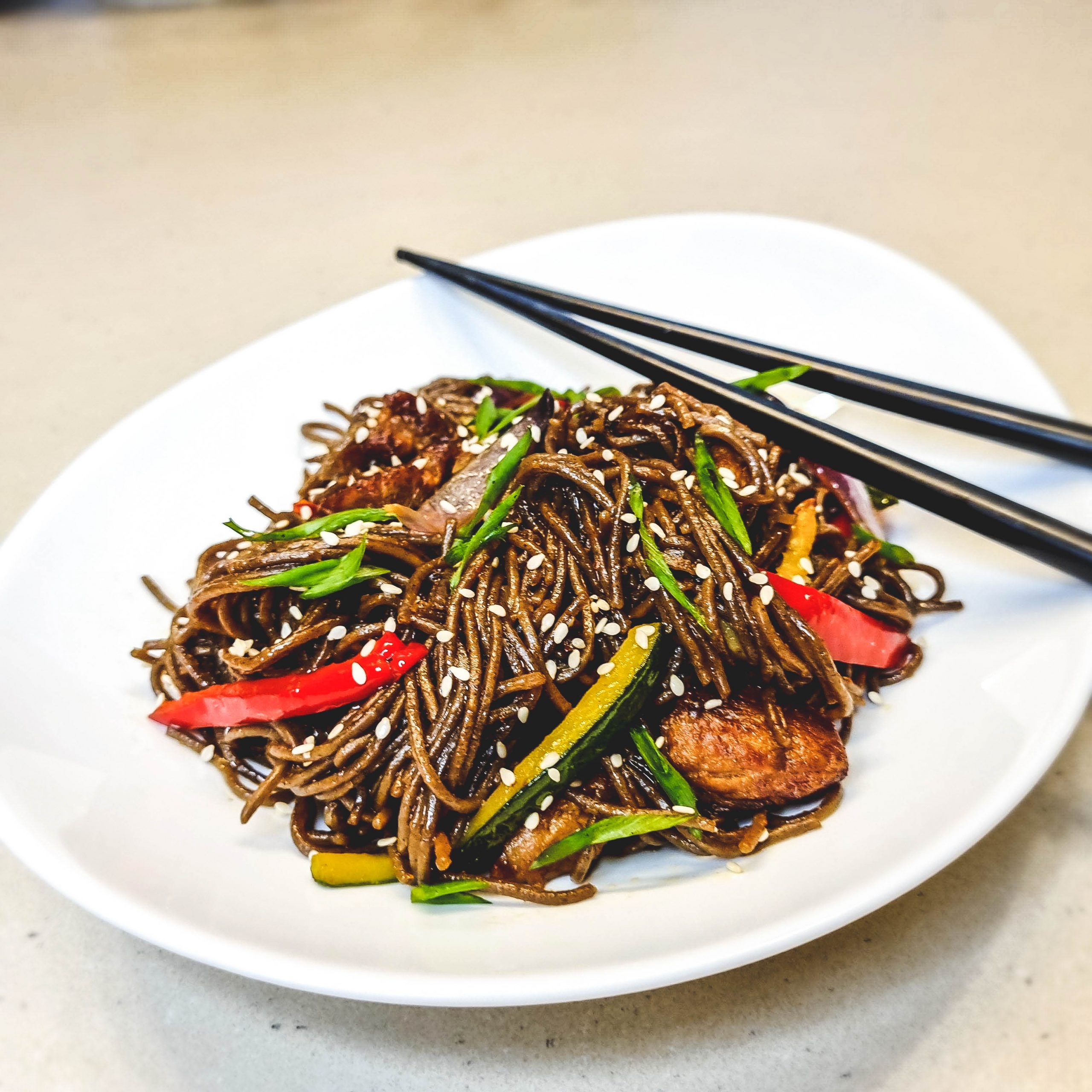 Japoniški Grikių Makaronai Soba su Kiauliena